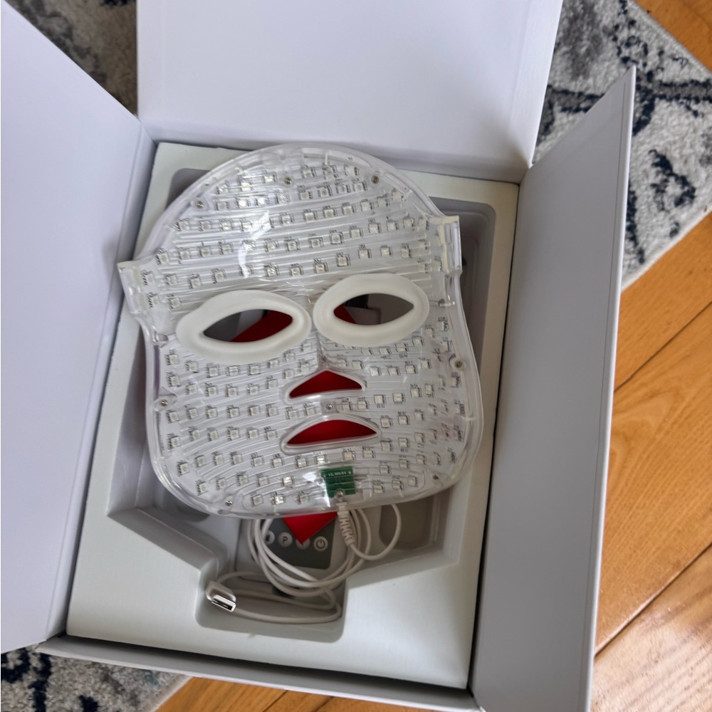 LED Light Therapy Mask - White